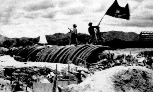 Vào lúc 17h30 ngày 7/5/1954, bộ đội Việt Nam dương cao lá cờ chiến thắng trên nóc hầm của Tướng De Castries. Ảnh: Getty.