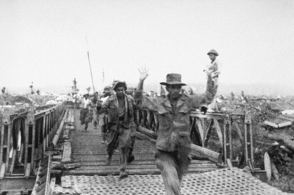 Hàng dài binh lính Pháp giơ tay đầu hàng sau thất bại trước quân đội Việt Nam khi chiến dịch Điện Biên Phủ kết thúc thắng lợi vào ngày 7/5/1954. Ảnh: Getty.