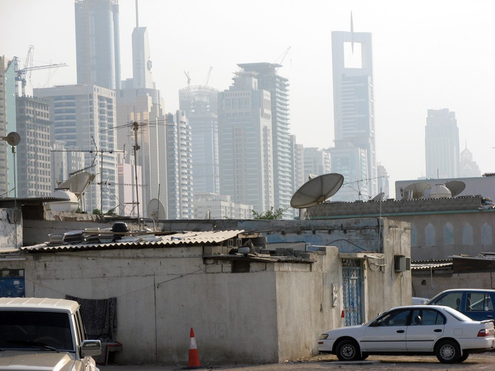 4. Dubai không có nghèo đói: Mức lương trung bình ở Dubai chỉ khoảng 200- 300 đô la, vì vậy nhiều người phải sống thuê trong các căn hộ, hoặc nhà cửa xuống cấp. Mọi thứ không hề giàu sang, trù phú như bạn thấy trên phim ảnh, phóng sự về tiểu vương quốc này.
