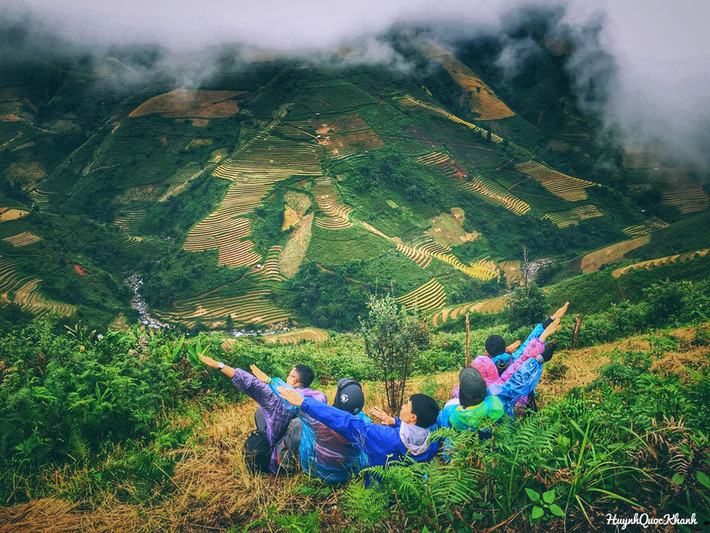 Cũng không quên tạo dáng bên khung cảnh tuyệt đẹp này...