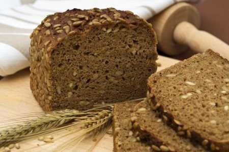 Các mẹ nên bổ sung ngũ cốc cho con mỗi ngày vì chúng chứa nhiều vitamin và khoáng chất rất cần cho sự phát triển hoàn thiện của trẻ. Đặc biệt, gạo lứt là thực phẩm rất giàu canxi và mẹ có thể nấu cháo gạo lức cho bé ăn vào mùa đông.
