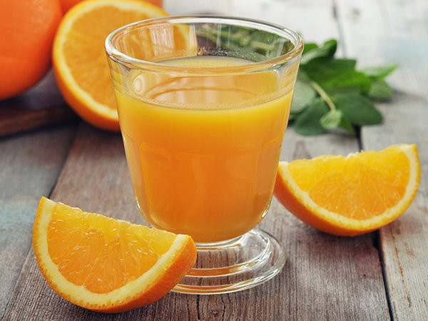 Quả cam ngoài việc chứa nhiều vitamin C tốt cho sức đề kháng của trẻ còn chứa nhiều canxi rất tốt hệ xương. Vì thế, vào mùa đông mẹ có thể cho con ăn cam cả múi hoặc vắt thành nước uống bổ sung.