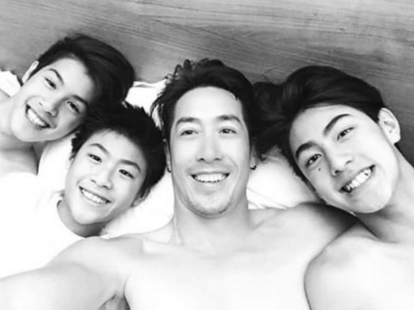 Được hưởng toàn bộ những đường nét ưu tú trên khuôn mặt cả bố và mẹ, 3 anh em hot teen Thái, Jaonaay, Jaokhun, Jaosmut tuy còn nhỏ tuổi nhưng lượng người hâm mộ chẳng kém gì các nghệ sỹ đã nổi danh. Bên cạnh sức hút từ ngoại hình, ba cậu nhóc còn chứng minh cho nhiều người thấy, gen nghệ thuật của gia đình luôn ngấm vào trong máu của mình. Bất cứ lúc nào 3 anh em đều có thể tỏa sáng bằng tài năng ca hát, đánh trống, nhảy…