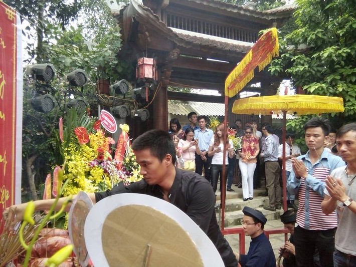 Vì thế, khi đến một sự kiện như thế này, Lệ Rơi bị nhiều dân mạng châm chọc. Không ít bạn trẻ còn thẳng thắn nhận xét rằng Lệ Rơi "ảo tưởng", tự cho mình là một nghệ sĩ, tự cho mình là một thành viên trong làng giải trí Việt Nam. Dù là một nhân vật từng rất nổi tiếng, đến cái mức "ai ai cũng biết" nhưng xét cho cùng, dù là hiện tại hay quá khứ, Lệ Rơi với những hoạt động của mình cũng rất khó có thể xem như một người nghệ sĩ, người làm nghệ thuật đúng nghĩa.