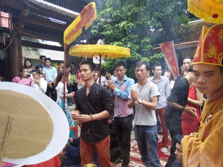 Lệ Rơi hòa cùng dòng người, những nghệ sĩ ở nhiều lứa tuổi để vào thắp hương cúng Tổ nghề sân khấu. Do là một sự kiện thường chỉ dành riêng cho những nghệ sĩ, diễn viên, ca sĩ... những người của công chúng nên sự xuất hiện bất ngờ của Lệ Rơi khiến dân mạng lập tức rộ lên nhiều đồn đoán, nhận xét. Bởi đơn giản, anh chàng quê gốc Thanh Hà, Hải Dương này chưa bao giờ được khán giả công nhận là một nghệ sĩ thực thụ, cũng chưa có những hoạt động nghệ thuật, sân khấu đúng nghĩa.