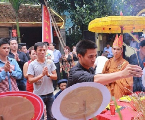 Xuất thân là một chàng nông dân ở vùng quê Thanh Hà, Hải Dương. Gia đình làm nghề trồng và bán ổi, nhưng với niềm đam mê ca hát, Nguyễn Đức Hậu đã có rất nhiều đoạn clip cover theo phong cách riêng hút về số lượng xem rất lớn. Thậm chí Lệ Rơi còn trở thành một hiện tượng mạng ở Việt Nam trong năm 2014 theo những thống kê từ Google. Tuy nhiên, gọi là ca hát nhưng thực chất những clip cover của Lệ Rơi chủ yếu chỉ tạo ra tiếng cười là chính...