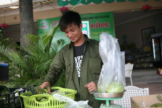 Tuy nhiên, khi được hỏi thẳng về việc này, Lệ Rơi chỉ trả lời ngắn gọn rằng anh mong muốn trong tương lai có thể trở lại hoạt động nghệ thuật sôi nổi hơn. Việc Lệ Rơi cúng Tổ nghề sân khấu theo giải thích của anh đơn giản chỉ là vì muốn thể hiện lòng thành kính và lòng biết ơn sâu sắc của mình.