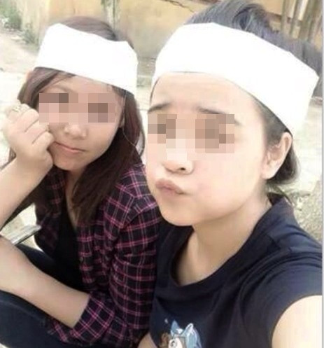 Thậm chí, một số nhân vật nổi tiếng, người của công chúng cũng từng tự biến bản thân thành tâm điểm chỉ trích khi chia sẻ ảnh tự sướng trong đám tang người khác kèm theo những cử chỉ "diễn sâu" nhằm "mô li phê" cảm xúc của mình. Ảnh "tự sướng" vốn thường chỉ được chụp trong những dịp vui vẻ hoặc đời thường, vì vậy tự sướng trong đám tang luôn bị xem là hành động phản cảm, thể hiện sự thiếu nghiêm túc.