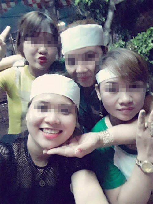Một bức ảnh của hội chị em như đang "ăn mừng người chết" từng khiến cộng đồng mạng Việt vô cùng phẫn nộ.
