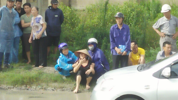 Người thân nạn nhân cũng nhanh chóng đến hiện trường sau khi nhận được thông tin về vụ việc.
