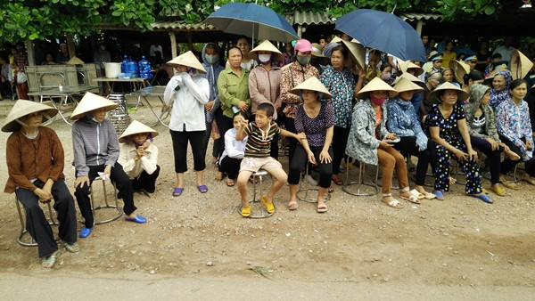 Các cụ già lớn tuổi cũng đến tiễn đưa Đại tá Trần Quang Khải. Dù Đại tá Khải đã đi xa nhưng những người dân Bắc Giang vẫn luôn tự hào về anh.