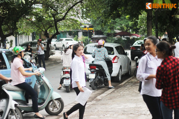 Sáng nay (8/6), hơn 80.000 học sinh Hà Nội bắt đầu kỳ thi vào lớp 10 năm học 2016-2017. Hà Nội huy động hơn 9.000 giám thị tham gia công tác coi thi.