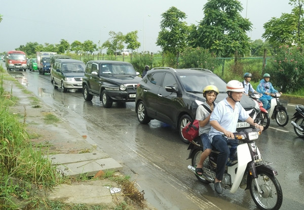 Nhiều phương tiện tham gia giao thông phải di chuyển chậm trên đoạn đường xảy ra tai nạn.