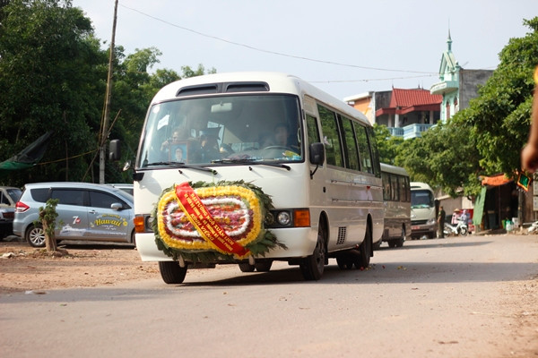 16h ngày 20/6, chiếc xe chở thi hài Đại tá Trần Quang Khải (43 tuổi – Phi công cấp 1, Phó Trung đoàn trưởng, Tham mưu trưởng Trung đoàn 923, Sư đoàn Không quân 371, Quân chủng Phòng không – Không quân) từ TP. Vinh (tỉnh Nghệ An) đã về đến quê nhà của anh tại thôn Tân Văn 2 (xã Tân Dĩnh, huyện Lạng Giang, tỉnh Bắc Giang).