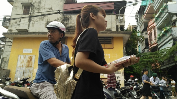 Tại điểm thi vào lớp 10 trường THPT Yên Hòa (Hà Nội), đội quân phát tờ rơi kéo đến mỗi lúc một đông...
