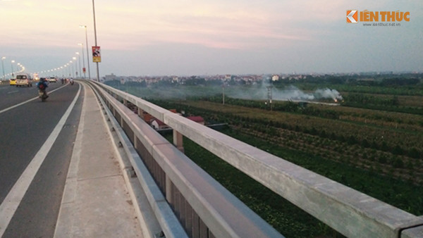 Thời gian gần đây, nhiều người dân Hà Nội khi tham gia giao thông trên tuyến đường Võ Nguyên Giáp (địa phận huyện Đông Anh di chuyển theo cả hai hướng từ cầu Nhật Tân - Nội Bài và ngược lại) đều cảm thấy khó chịu vì hít phải khói bụi rơm rạ được đốt ngay cạnh đường. Ảnh chụp hướng cầu Nhật Tân - Nội Bài.