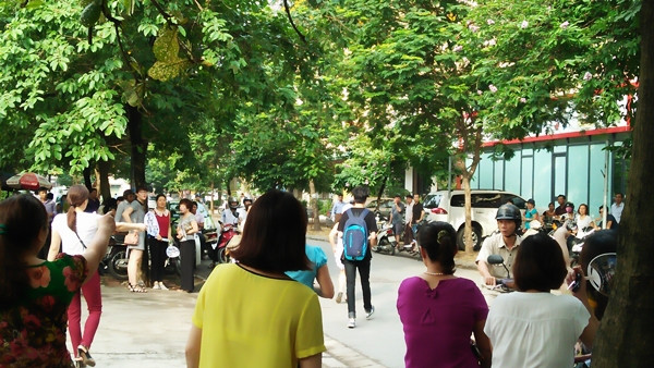 Nam thí sinh vào nhầm điểm thi, cuống quýt chạy ra ngoài.
