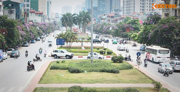 Bên cạnh những đoạn đường nắng nóng tra tấn như "địa ngục" thì mọi người vẫn cảm thấy dễ chịu hơn khi di chuyển qua các tuyến đường có cây xanh trồng dọc hai bên. Ảnh chụp đường Văn Cao (Hà Nội).