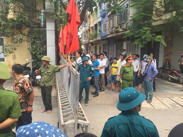 Lực lượng chức năng không cho người dân tiến sát khu vực hiện trường.