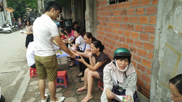Nhiều phụ huynh tại đây cảm thấy khó chịu khi bị "ép" nhận tờ rơi. "Con thi còn chưa biết điểm, tờ rơi cứ phát ra nhiều đến lúc cầm cũng vứt đi chứ có làm gì đâu", một phụ huynh bày tỏ ý kiến.