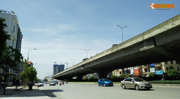 Những ngày này Hà Nội nắng nóng như đổ lửa. Mỗi khi ra đường, người dân Thủ đô luôn phải chịu đựng cơn nắng nóng gay gắt của mùa hè, nhiệt độ ngoài trời nhiều lúc trên 40 độ C.