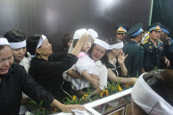 Cô con gái bé bỏng của anh vẫn chưa hề biết rằng cha đã đi xa mà em chỉ nghĩ cha đang ngủ. Nhìn ánh mắt ngây thơ của em, mọi người ai cũng xót xa và không kìm nổi những giọt nước mắt tuôn rơi.