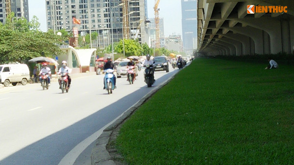 Phần diện tích bóng râm trên đường còn rất hẹp, nhiều xe máy sẵn sàng xâm chiếm sang cả làn ô tô để trốn nắng.