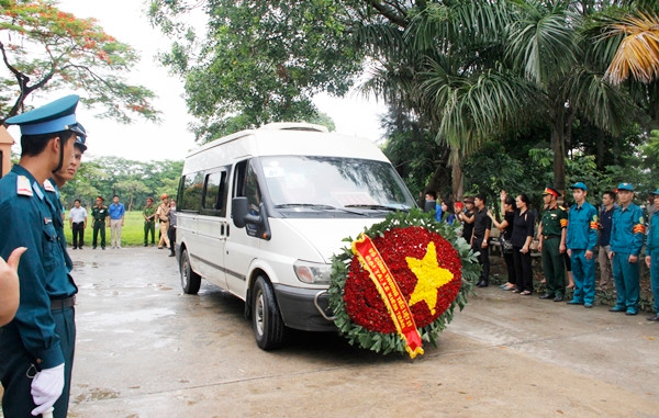 Đúng 12h20 ngày 30/6, đoàn xe đưa linh cữu 9 quân nhân thuộc phi hành đoàn máy bay CASA 212 số hiệu 8983 gặp nạn từ nhà tang lễ Bộ Quốc phòng đã đến Đài hóa thân Hoàn Vũ (Văn Điển, Hà Nội).