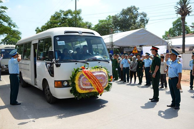Xe tang đưa linh cữu phi công Trần Quang Khải chầm chậm lăn bánh rời khỏi nhà tang lễ Quân khu 4. Ảnh: Zing News.