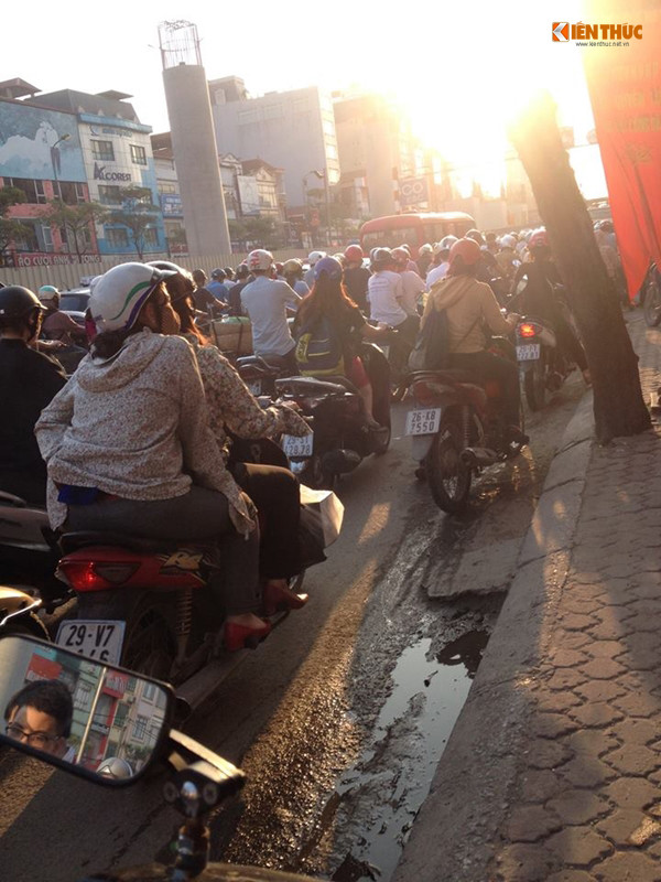 Thời tiết nắng nóng cộng với việc ách tắc giao thông là nỗi kinh hoàng cho người đi đường. Dường như ai cũng muốn tìm mọi cách để nhanh chóng vượt ra khỏi chốn "địa ngục" đang phải chịu đựng.