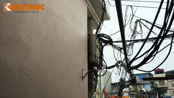 Người dân còn cho hay, trước đây, khi thợ xây dựng tiến hành đào móng xây nhà thì cột điện vẫn nằm cách mặt tiền của ngôi nhà khoảng 1 mét. Tuy nhiên, không hiểu vì sao ngôi nhà lại có thể lấn chiếm diện tích ra và "nuốt" gọn được cột điện như vậy?