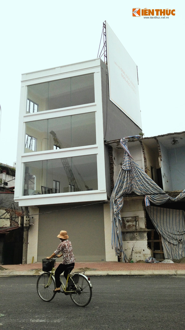 Thời gian gần đây, nhiều người dân Thủ đô không khỏi ngạc nhiên trước hình ảnh ngôi nhà trên đường Trần Khát Chân kéo dài ở tổ 3 phường Thanh Lương, quận Hai Bà Trưng, Hà Nội (đối diện số nhà 203 phố Lò Đúc) "nuốt" gọn cột điện vẫn còn nguyên hộp đồng hồ công tơ.