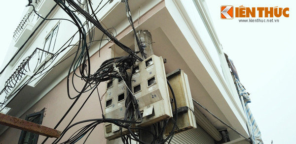 Theo chia sẻ của một số người dân sống xung quanh khu vực, ngôi nhà kỳ dị này được khởi công xây dựng khoảng tháng 6/2015 và mới đi vào khánh thành cách đây 3 hôm. Chủ của ngôi nhà tên T.