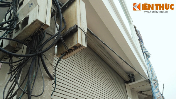 Mái hiên của ngôi nhà cũng được xây "vươn" ra phía ngoài, lấn chiếm diện tích vỉa hè. Liệu rằng, UBND phường Thanh Lương có biết đến sự tồn tại của ngôi nhà kỳ dị này, có hay không việc chủ ngôi nhà lấn chiếm diện tích đất công trong quá trình xây dựng như người dân đã nêu? Chúng tôi sẽ tiếp tục thông tin.