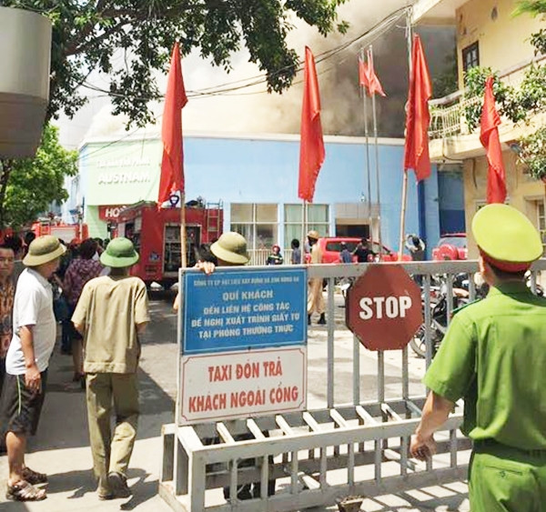 Lực lượng chức năng nhanh chóng phong tỏa hiện trường, phối hợp với các đơn vị chức năng nhanh chóng khống chế hỏa hoạn.