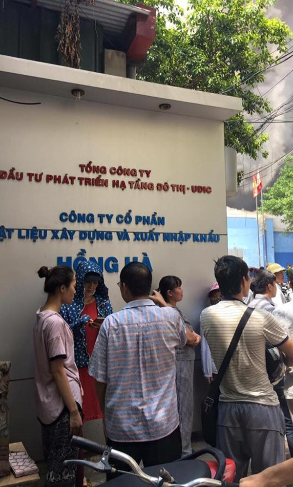 Các nhân chứng cho hay, vào khoảng thời gian trên, họ thấy khói bay lên nghi ngút từ phía bên trong nhà máy, sau đó ngọn lửa bốc cháy một cách dữ dội gần như bao trùm cả nhà máy. Theo ghi nhận của PV Kiến Thức, lực lượng chức năng đã huy động ít nhất 5 chiếc xe cứu hỏa đến để dập lửa.