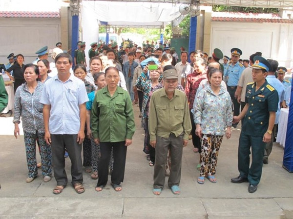 Nhiều người dân sống ở Nghệ An và các vùng lân cận tới viếng Đại tá Trần Quang Khải từ rất sớm. Ảnh: Tuổi Trẻ.