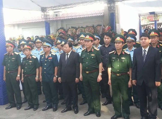 Phó Thủ tướng Trịnh Đình Dũng, Chủ tịch Ủy ban Quốc gia Tìm kiếm cứu nạn (giữa), đến viếng đại tá Trần Quang Khải. Ảnh: Người Lao Động.