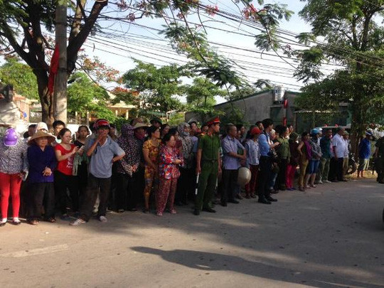 Người dân tập trung bên ngoài nhà tang lễ rất đông nhưng giữ trật tự...