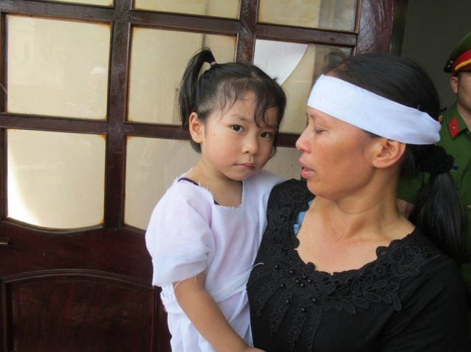 Dù mới 3 tuổi nhưng bé Trần Khánh Vân - con gái đại tá Khải - đã cảm nhận được nỗi mất mát. Mặt bé buồn rười rượi, hỏi thì bé chỉ bảo "nhớ ba". Ảnh: Tuổi Trẻ.