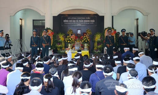 Sáng nay (20/6), tại nhà tang lễ Quân khu 4 (TP Vinh, tỉnh Nghệ An), hàng nghìn người dân cùng nhiều quân nhân thuộc các lực lượng vũ trang và người thân của Đại tá Trần Quang Khải - Phi công Su-30MK2 - đã đến viếng anh. Ảnh: Đại Đoàn Kết.
