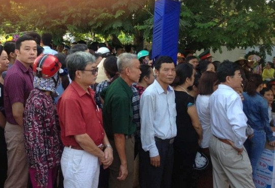 ... và chờ đợi đến lượt vào viếng của Đại tá Trần Quang Khải. Ảnh: Người Lao Động.