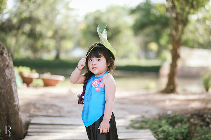 Tình cờ thấy bé diễn sâu khi được bố mẹ chụp hình, phát hiện năng khiếu của con, phụ huynh đã cho bé thực hiện nhiều bộ ảnh để phát huy năng khiếu của mình.