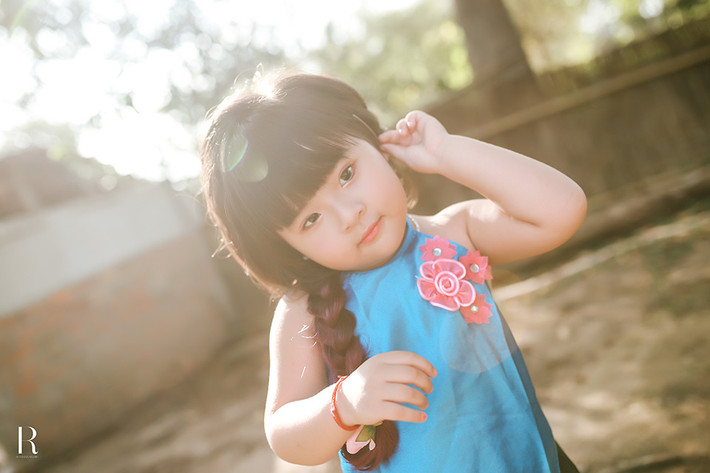 Dù mới 4 tuổi nhưng cô bé này tỏ ra khá dạn dĩ trước ống kính, đặc biệt là chỉ cần hướng dẫn một lần, bé có thể diễn lại được ngay.
