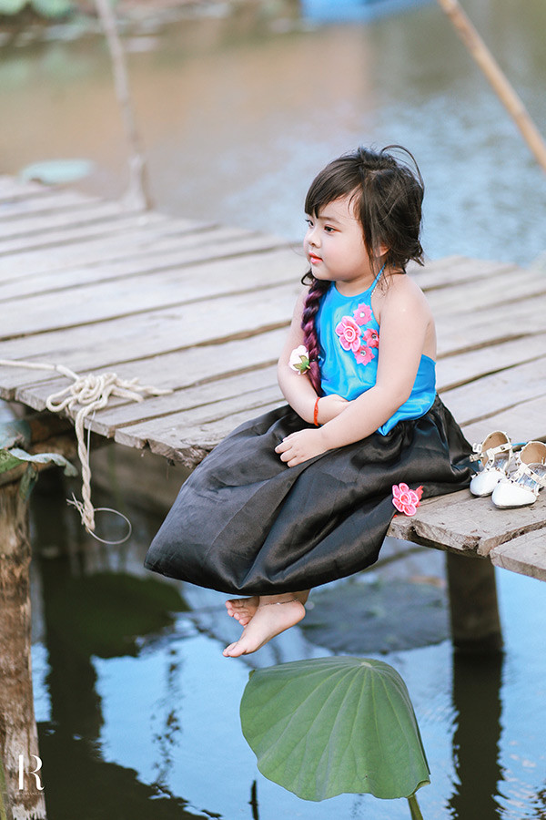 Bé có sở thích là sơn móng tay, tô son và diện váy công chúa.
