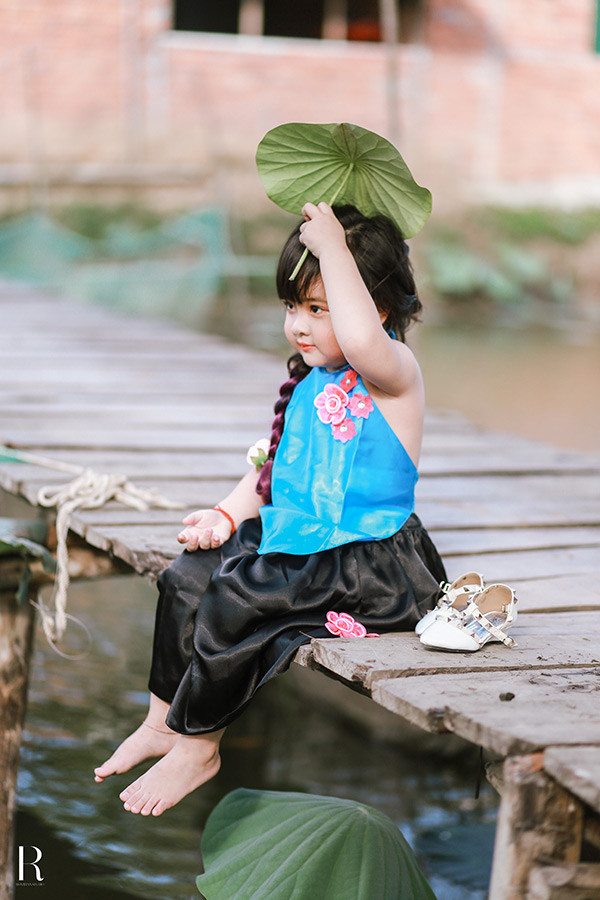 Dù là con gái nhưng bé Dâu lại thể hiện mình là một người mạnh mẽ, không hề nhõng nhẽo bố mẹ.