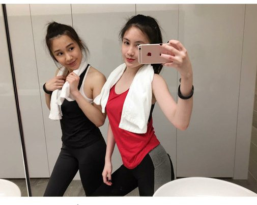 Dù có nhiều điểm khác biệt nhưng chỉ cần xem qua một vài bức ảnh có thể thấy sự quấn quýt, yêu thương nhau và mối quan hệ cực tốt giữa hai chị em hot girl xinh đẹp. Mai Ly và Mai Chi thường xuyên chia sẻ ảnh chụp chung khi hai người cùng đi chơi, đi ăn và cùng đến phòng tập.