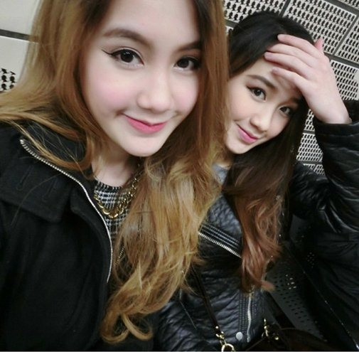 Tìm hiểu kỹ hơn về Nguyễn Mai Chi, dân mạng Việt còn phát hiện ra một điều rất thú vị, rằng cô hot girl được mệnh danh là xinh đẹp, nổi tiếng nhất ở Lào này còn có một người chị gái ruột có nhan sắc, tài năng không hề kém cạnh. Hai chị em xuất hiện trong khá nhiều bức ảnh chụp chung khiến dân mạng nhiều quốc gia trong khu vực Đông Nam Á không khỏi tò mò, "sắn tay" tìm kiếm thông tin, tìm hiểu trang cá nhân của hai người.