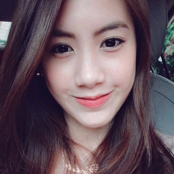 Dù giống nhau như hai giọt nước khiến người đối diện đôi khi khó phân biệt, nhưng về phong cách, cá tính, hai chị em Mai Ly và Mai Chi vẫn có một vài điểm khác biệt khá thú vị. Nếu so sánh với cô em Mai Chi hoạt bát, sôi nổi thì cô chị Mai Ly dường như có phần giản dị, trầm tính hơn một chút. Điều này được thể hiện rõ thông qua những bức ảnh mà hai chị em thường chia sẻ trên trang cá nhân.