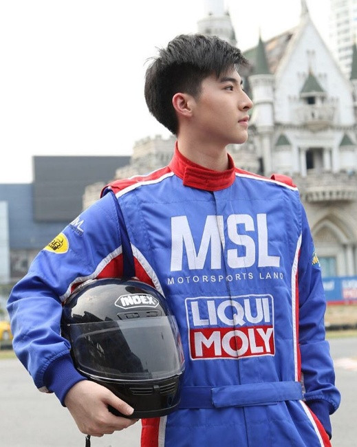 Mới đây, một số trang mạng Thái Lan, Việt Nam đang gây xôn xao khi đăng một bài viết kèm hình ảnh về một hot boy Thái Lan có khuôn mặt thư sinh, dễ khiến phái nữ thổn thức ngay từ cái nhìn đầu tiên. Và sẽ không có gì quá đặc biệt nếu như nhiều tiêu đề các bài viết này không mô tả chàng trai này là một người "trẻ mãi không già", với khuôn mặt trẻ "búng ra sữa", suốt 20 năm qua không hề thay đổi.